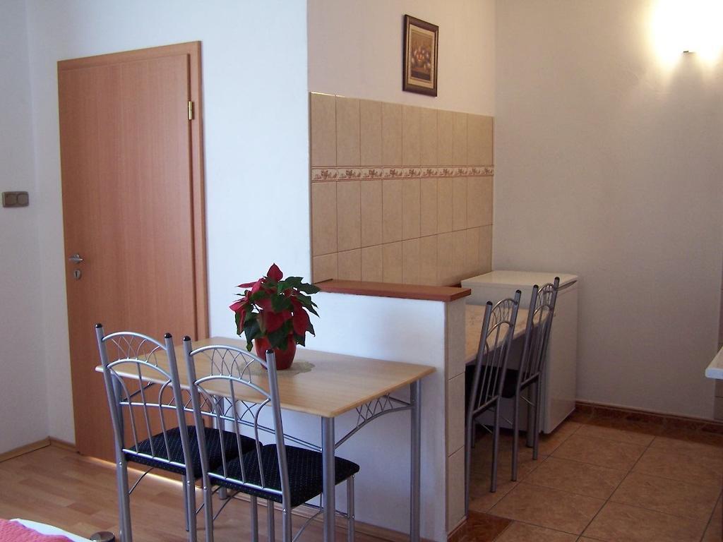 Akacia Apartment - Free Inside Parking, 2 Bedrooms, Garden, Next To Centre Budapest Ruang foto
