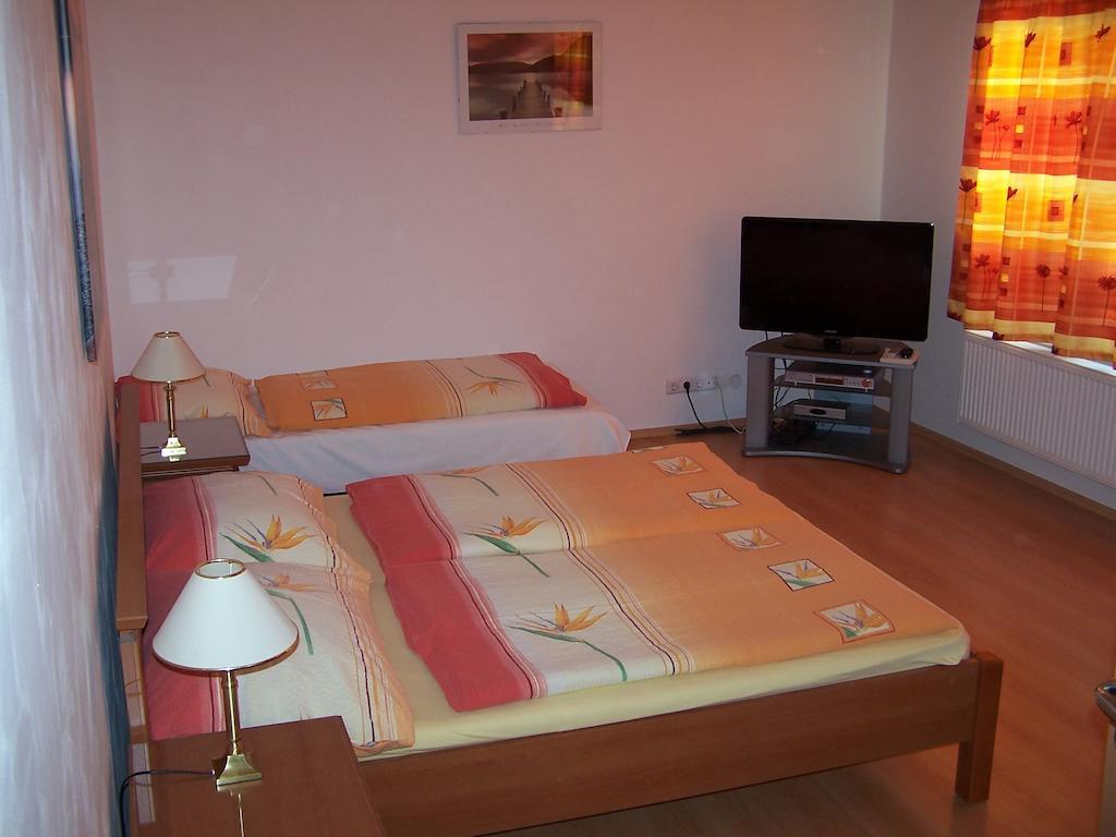 Akacia Apartment - Free Inside Parking, 2 Bedrooms, Garden, Next To Centre Budapest Ruang foto